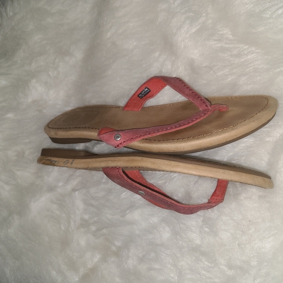 UGG Size 10 W red Leather Thong Sandals - Picture 3 of 6